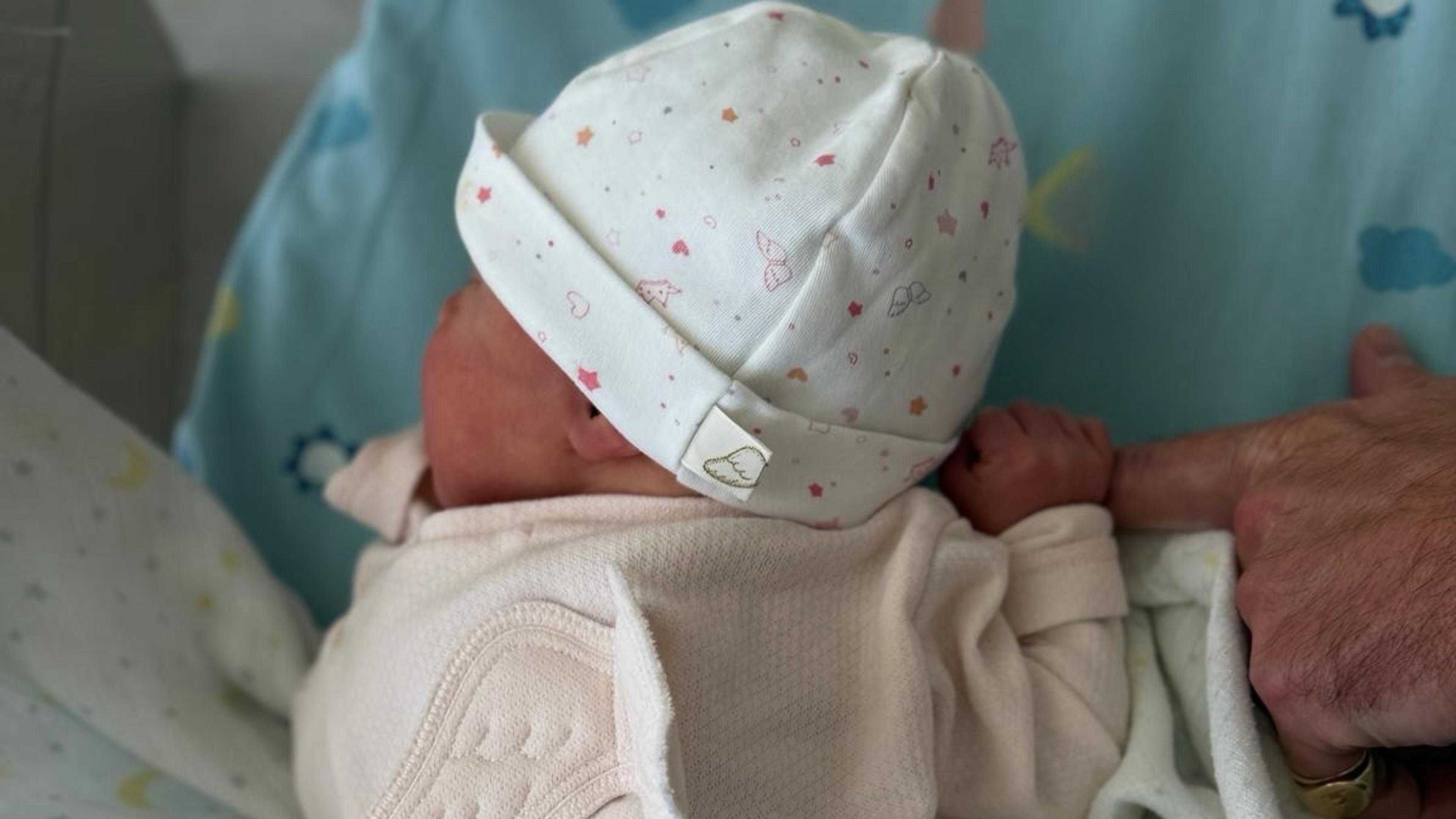 Princess Eugenie gives birth to daughter in Portugal